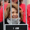 Corinne Lepage milite devant le Palais Royal à Paris, en faveur des 28 militants de Greenpeace retenus en Russie, le 15 novembre 2013.