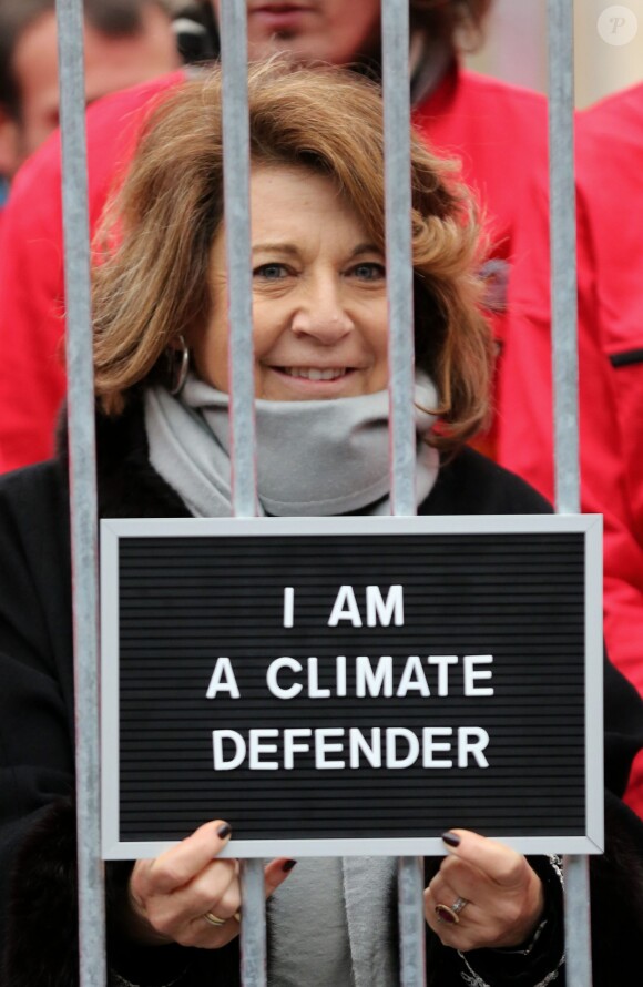 Corinne Lepage milite devant le Palais Royal à Paris, en faveur des 28 militants de Greenpeace retenus en Russie, le 15 novembre 2013.