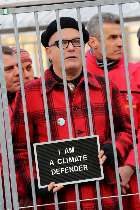 Sanseverino milite devant le Palais Royal à Paris, en faveur des 28 militants de Greenpeace retenus en Russie, le 15 novembre 2013.