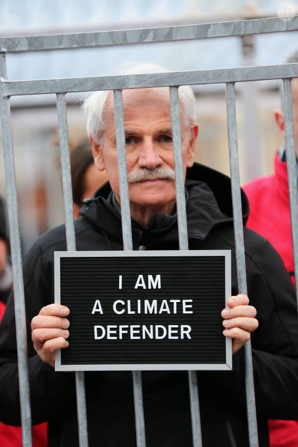Yann Arthus-Bertrand milite devant le Palais Royal à Paris, en faveur des 28 militants de Greenpeace retenus en Russie, le 15 novembre 2013.