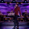 Stromae chante "Tous les mêmes" avec son double féminin sur le plateau du "Grand Journal" de Canal+ le 15 novembre 2013.