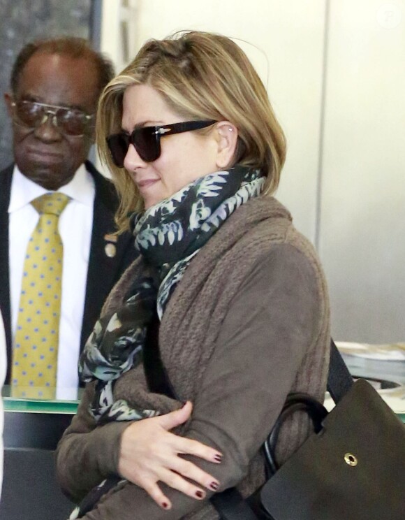 La comédienne Jennifer Aniston quittant un spa de Beverly Hills le 15 novembre 2013.