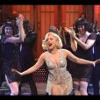 Lady Gaga chante une version jazz d'Applause en ouverture du Saturday Night Live, le 16 novembre 2013.