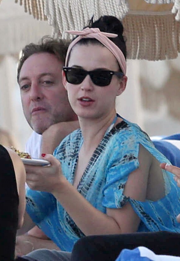 Katy Perry sur la plage avec des amis à Miami, le 17 novembre 2013.