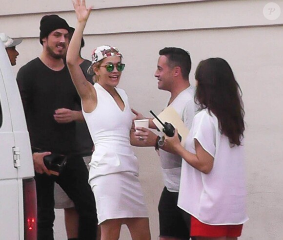 Exclusif - Rita Ora, souriante et détendue au début de son shooting photo à Miami, le 18 novembre 2013.