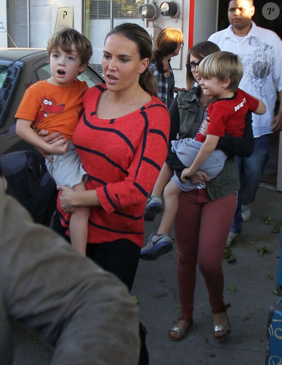 Brooke Mueller (ex-femme de Charlie Sheen) et ses jumeaux Bob et Max à Los Angeles, le 8 Novembre 2013.