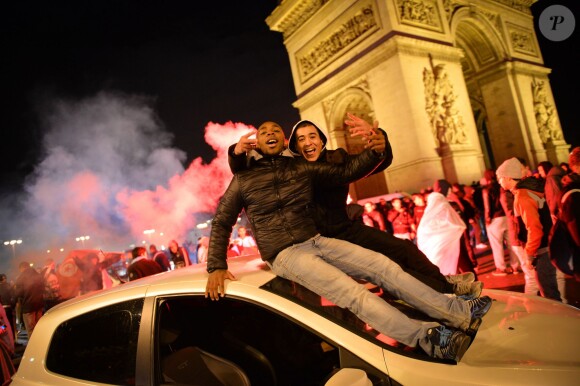 Les Champs-Elysées pris d'assaut par les fans après la qualification de l'équipe de France pour le Mondial 2014. Paris, le 19 novembre 2013.