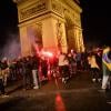 Les Champs-Elysées pris d'assaut par les fans après la qualification de l'équipe de France pour le Mondial 2014. Paris, le 19 novembre 2013.