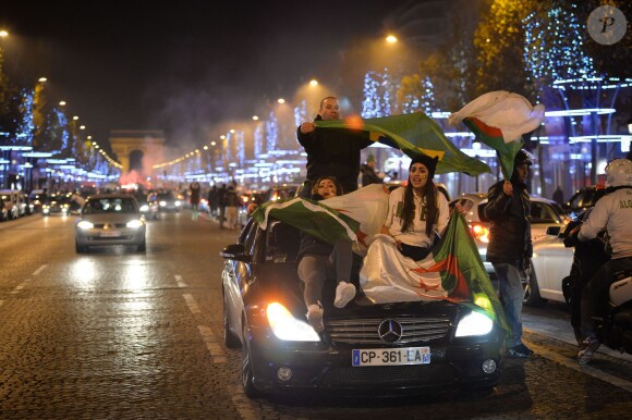 La France et l'Algérie se sont qualifiés pour le Mondial 2014. Un soir de fête à Paris, le 19 novembre 2013.