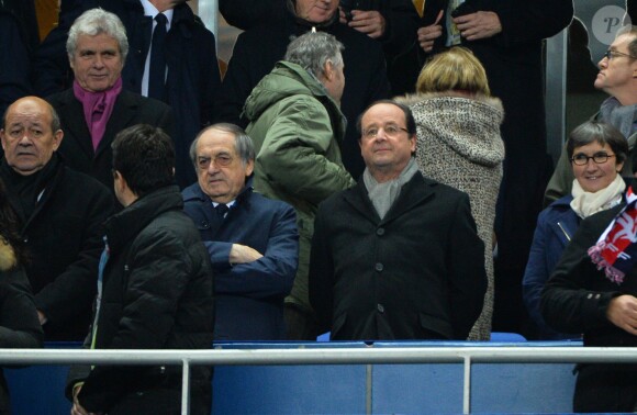 Le président Francois Hollande et la ministre des sports Valérie Fourneyron assistent au match France - Ukraine au Stade de France. Le 19 novembre 2013.