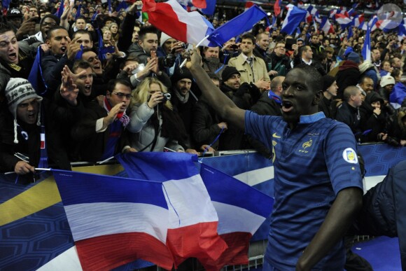 Mamadou Sakho, héros du match France-Ukraine, en pleine communion avec les supporteurs après la qualification de la France pour le Mondial 2014. Saint-Denis, le 19 novembre 2013.