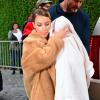 Kim Kardashian, stylée dans un manteau Max Mara, et sa fille North au chaud dans une petite couverture, ont provoqué une mini-émeute dans le quartier de SoHo. New York, le 19 novembre 2013.