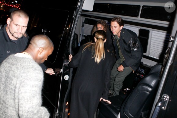 Kanye West, Kim Kardashian, Jonathan Cheban et LaLa Anthony se rendent au Barclays Center. New York, le 19 novembre 2013.