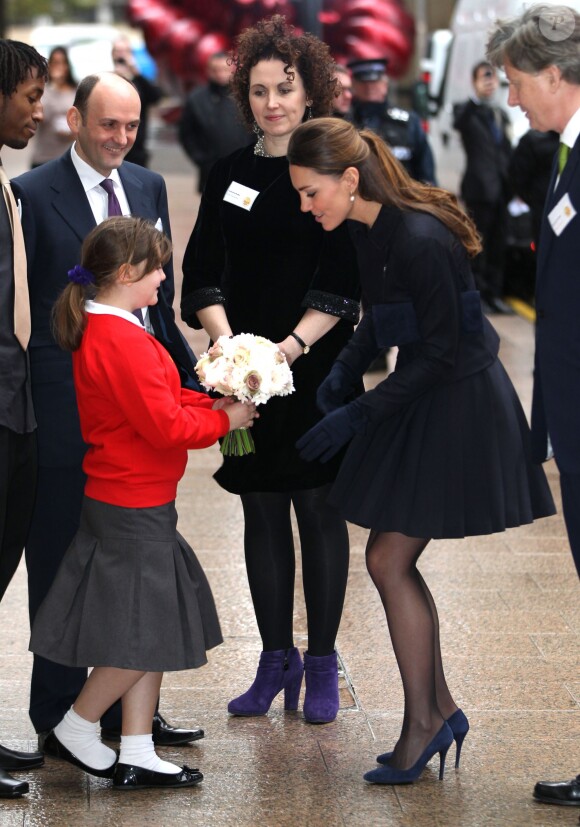 Kate Middleton, duchesse de Cambridge, arrive dans les bureaux de Clifford Chance pour participer à un forum à Londres, le 20 novembre 2013.