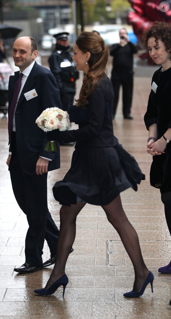 Kate Middleton, duchesse de Cambridge, arrive dans les bureaux de Clifford Chance pour participer à un forum à Londres, le 20 novembre 2013.