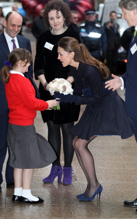 Kate Middleton, duchesse de Cambridge, arrive dans les bureaux de Clifford Chance pour participer à un forum à Londres, le 20 novembre 2013.