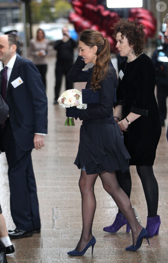 Kate Middleton, duchesse de Cambridge, arrive dans les bureaux de Clifford Chance pour participer à un forum à Londres, le 20 novembre 2013.