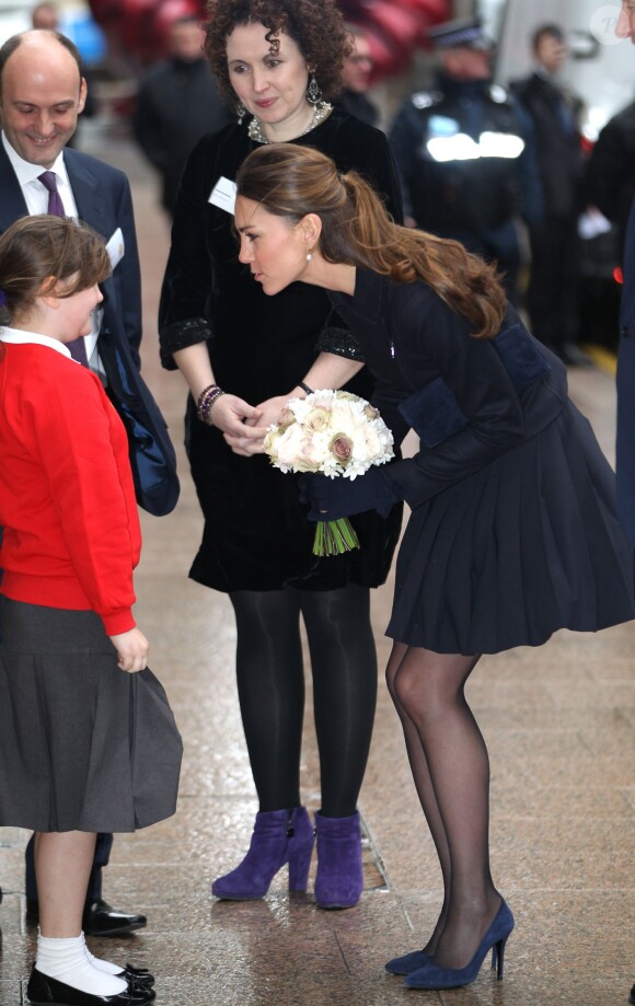 Kate Middleton, duchesse de Cambridge, arrive dans les bureaux de Clifford Chance pour participer à un forum à Londres, le 20 novembre 2013.