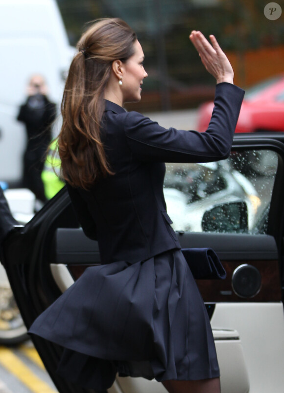 Kate Catherine Middleton, quitte les bureaux de Clifford Chance à Londres, le 20 novembre 2013.