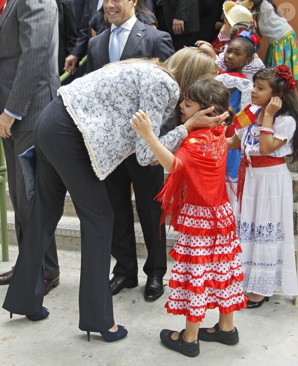 Le prince Felipe et la princesse Letizia d'Espagne ont visité l'école "K8 Coral Way" à Miami, le 19 novembre 2013.
