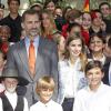 Le prince Felipe et sa femme la princesse Letizia d'Espagne ont visité l'école bilingue "K8 Coral Way" à Miami, le 19 novembre 2013.
