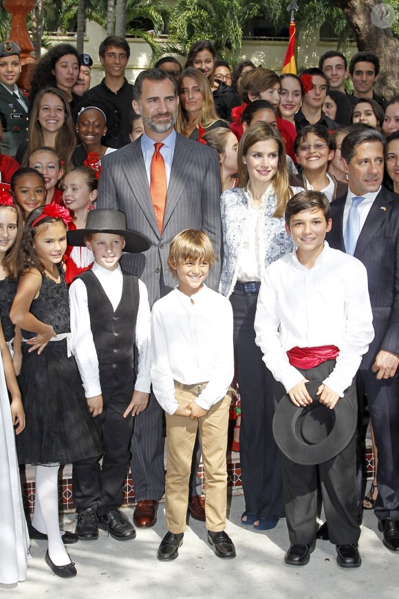 Le prince Felipe et sa femme la princesse Letizia d'Espagne ont visité l'école bilingue "K8 Coral Way" à Miami, le 19 novembre 2013.