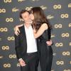Doria Tillier embrasse Augustin Trapenard lors de la soirée des GQ Awards des "Hommes de l'année 2013" au musée d'Histoire naturelle à Paris, le 20 novembre 2013