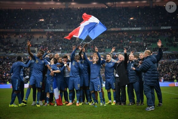 Les Bleus célèbrent la victoire de l'équipe de France face à l'Ukraine en match de barrage qualificatif à la prochaine coupe du monde au Brésil, le 19 novembre 2013 au Stade de France à Saint-Denis