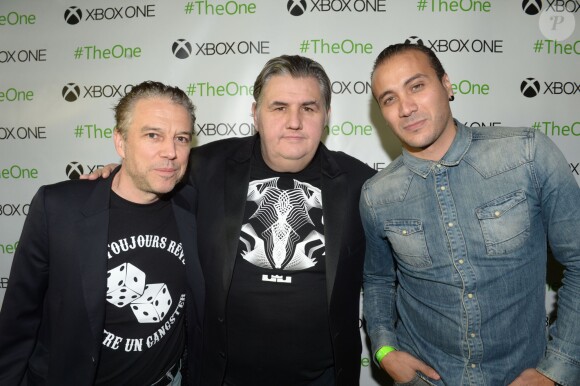 Philippe Vandel, Pierre Ménès et Merwan Rim lors de la soirée de lancement de la Xbox One à Paris le 21 novembre 2013.