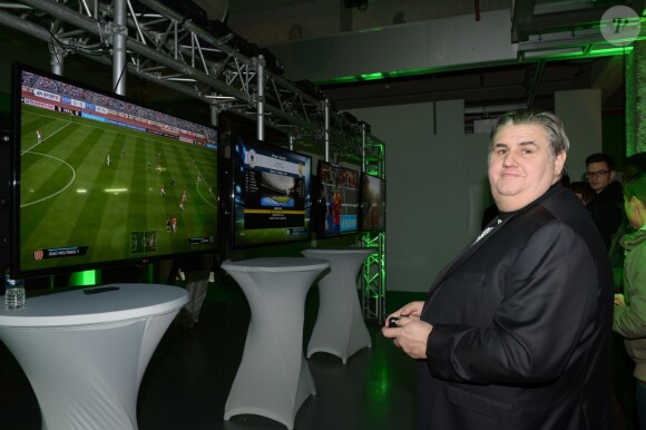 Pierre Ménès lors de la soirée de lancement de la Xbox One à Paris le 21 novembre 2013.