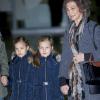 Le Prince Felipe d'Espagne, la Princesse Letizia, leurs filles, la Princesse Leonor et la Princesse Sofia, la Reine Sofia à l'Hôpital de l'université Quiron où le Roi Juan Carlos a été opéré de la hanche, Madrid, le  22 novembre 2013.
