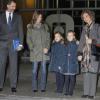 Le Prince Felipe d'Espagne, la Princesse Letizia, leurs filles, la Princesse Leonor et la Princesse Sofia, la Reine Sofia à l'Hôpital de l'université Quiron où le Roi Juan Carlos a été opéré de la hanche, Madrid, le  22 novembre 2013.