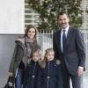Le Prince Felipe d'Espagne, la Princesse Letizia, leurs filles, la Princesse Leonor et la Princesse Sofia à l'Hôpital de l'université Quiron où le Roi Juan Carlos a été opéré de la hanche, Madrid, le  22 novembre 2013.