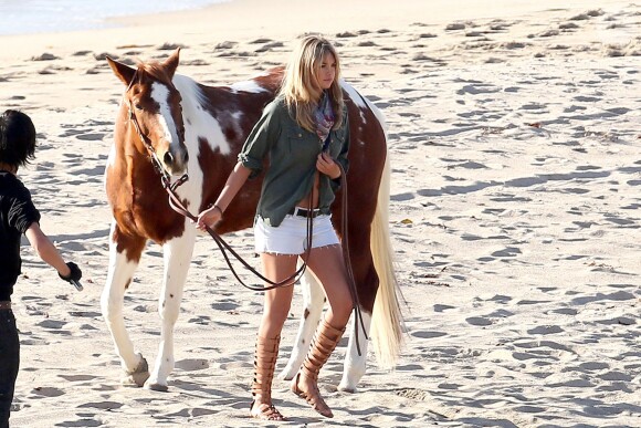 Kate Upton en bonne compagnie a passé le samedi 23 novembre sur la plage de Malibu pour un shooting photo