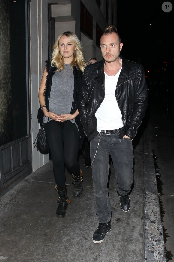 Malin Akerman, enceinte de son premier enfant, avec Roberto Zincone, sortant du Sayers Club le 4 avril 2013