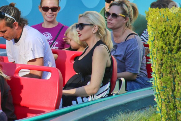 Gwen Stefani, enceinte et détendue sur le bateau de l'attraction It's a Small World à Disneyland. Anaheim, le 25 novembre 2013.
