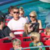 Gwen Stefani, enceinte, son mari Gavin Rossdale et leurs deux enfants Kingston et Zuma dans l'attraction It's a Small World à Disneyland. Anaheim, le 25 novembre 2013.