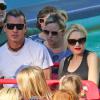 Gwen Stefani, enceinte, son mari Gavin Rossdale et leurs deux enfants Kingston et Zuma dans l'attraction It's a Small World à Disneyland. Anaheim, le 25 novembre 2013.