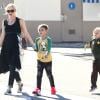 Gwen Stefani, son mari et leurs deux garçons Kingston et Zuma s'arrêtent à une station essence, avant de se rendre à Disneyland. Anaheim, le 25 novembre 2013.