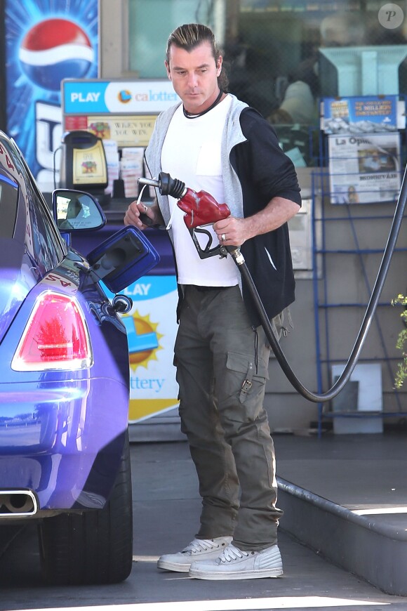 Gavin Rossdale fait le plein de sa Rolls-Royce avant de se rendre à Disneyland avec sa femme Gwen Stefani, enceinte, et leurs deux garçons. Anaheim, le 25 novembre 2013.