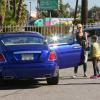 Gwen Stefani, son mari et leurs deux garçons Kingston et Zuma s'arrêtent à une station essence, avant de se rendre à Disneyland. Anaheim, le 25 novembre 2013.