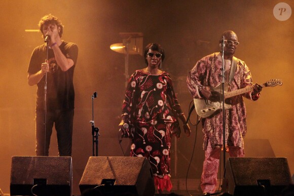 Bertrant Cantat avec Amadou et Mariam sur la scène du festival de Langon, le 29 juillet 2012.