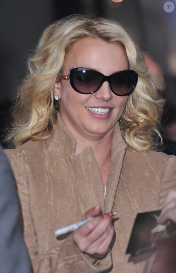 Britney Spears devant les studios de la Radio 1 pour participer à l'émission "Breakfast Show with Nick Grimshaw" à Londres. Le 16 octobre 2013
