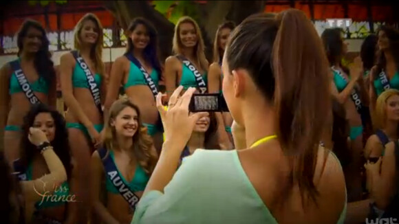 Marine Lorphelin passe de l'autre côté de l'objectif pendant le célèbre shooting photo en maillot de bain au Sri Lanka pour Miss France 2014