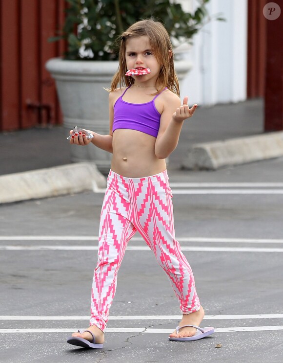 La petite Anja imite sa maman au Country Mart de Los Angeles le 28 novembre 2013.