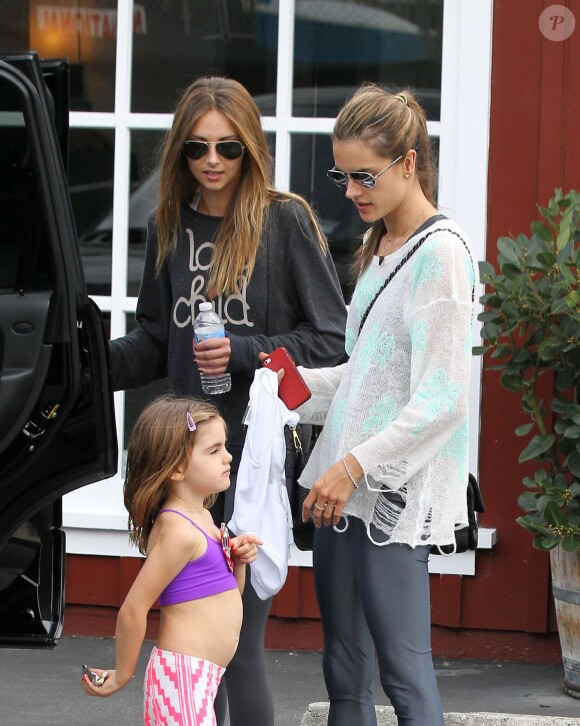 Le top brésilien Alessandra Ambrosio se rend au Brentwood Country Mart avec sa soeur et sa fille Anja, le 28 novembre 2013.