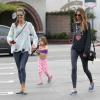 Alessandra Ambrosio se rend au Brentwood Country Mart avec sa soeur et sa fille Anja, le 28 novembre 2013.