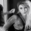 Elvira, Le Minimum, premier extrait de son premier album. Image du clip réalisé par Olivier Dahan.