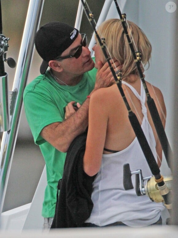 Charlie Sheen et sa nouvelle petite amie, Brett Rossi, une star du porno, à Cabo San Lucas au Mexique, le 29 novembre 2013.