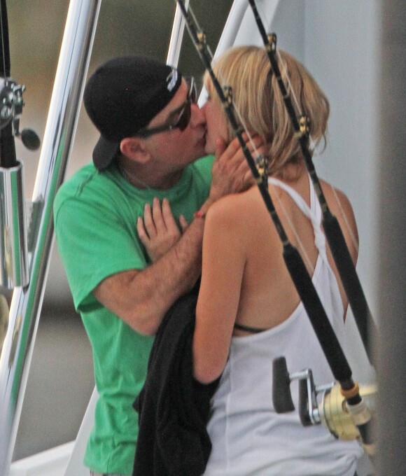 Charlie Sheen et sa nouvelle petite amie, Brett Rossi, une star du porno, en vacances à Cabo San Lucas au Mexique, le 29 novembre 2013.